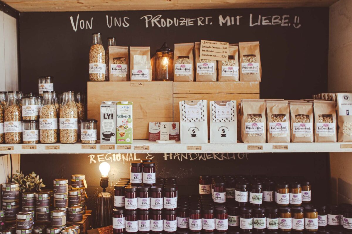 Auswahl hausgemachter und regionaler Produkte im BeZett Fachmarkt