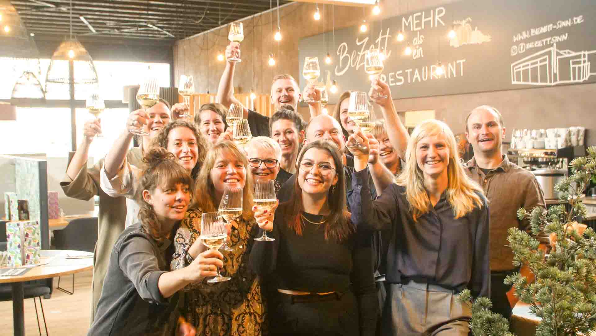 Gruppenfoto des BeZett-Teams im Restaurant