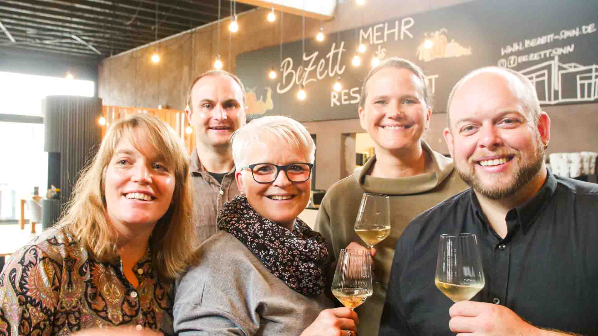 Fünf Mitglieder des BeZett-Teams im Restaurant
