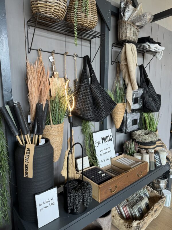Textilien, Taschen und Wohnaccessoires im Living-Bereich