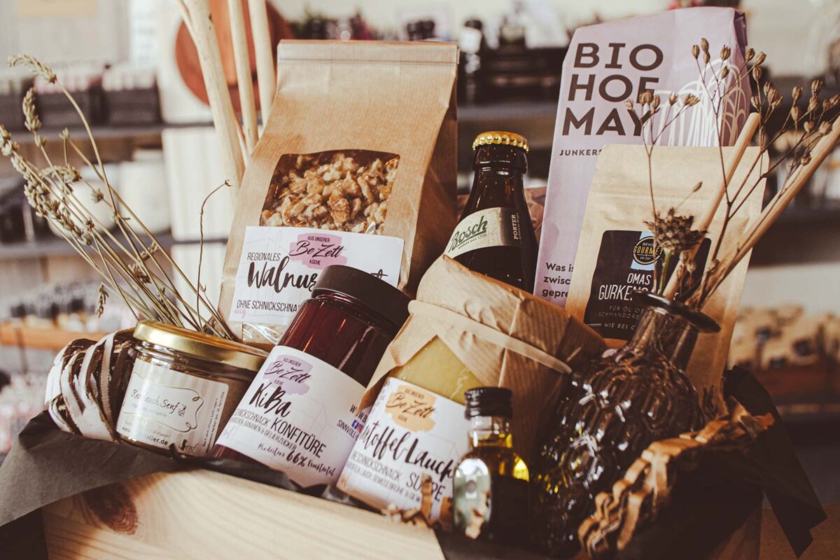 Präsentkiste mit ausgewählten Produkten im BeZett-Fachmarkt