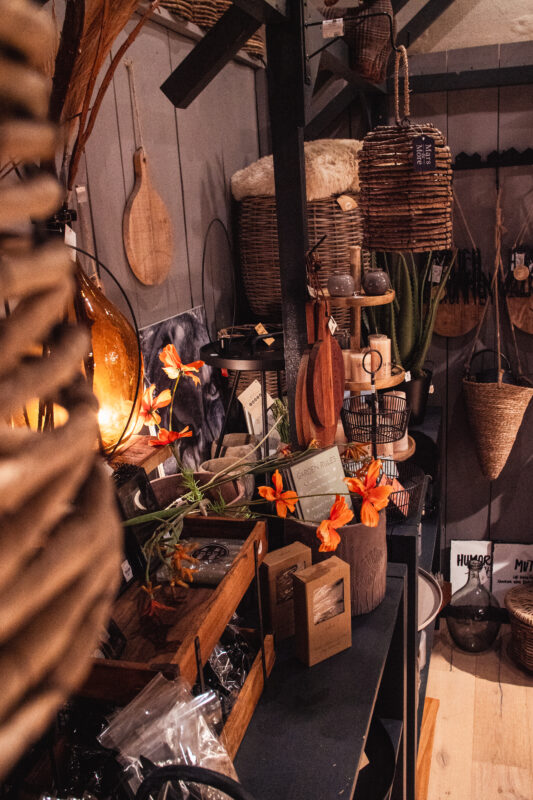Wohnaccessoires und Kerzen im Living-Bereich des BeZett